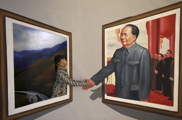 Obra em 3D permite que visitantes apertem a mo de Mao Ts-Tung
