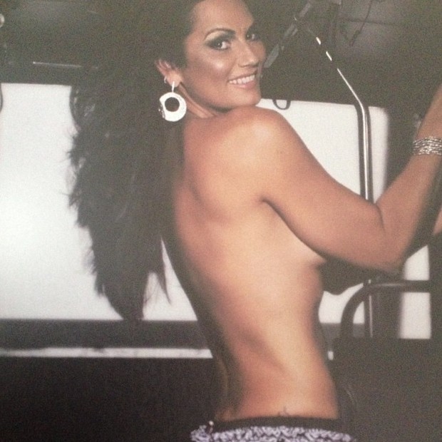 Luiza Brunet posa de biquni e topless em fotos antigas: 