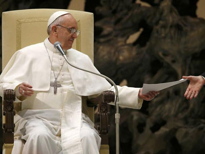 Papa confirma manuteno provisria de chefes da Cria  