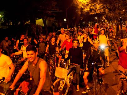 RS: manifestao de ciclistas rene centenas na noite de Porto Alegre  