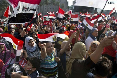 A poucas horas do prazo do ultimato, cpula militar faz reunio no Egito
