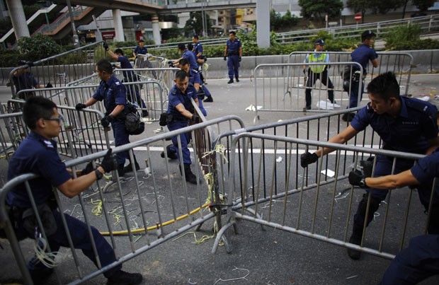 Homens encapuzados atacam manifestantes em Hong Kong