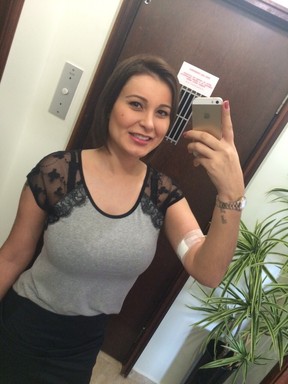 Andressa Urach retira o cateter no brao aps 70 dias 