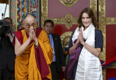 Dalai lama recebe Carla Bruni ao inaugurar templo budista 