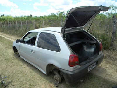 Polcia de Maratazes recupera carro furtado e identifica su