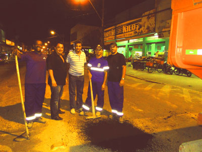 Maratazes recupera asfalto em avenida