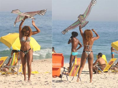 Roberta Rodrigues se diverte com pipa em praia do Rio