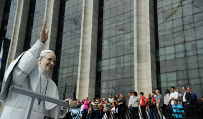 Papa deseja um bom caminho aos que viajam para o Brasil