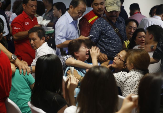 Parentes de vtimas do voo da AirAsia entram em choque