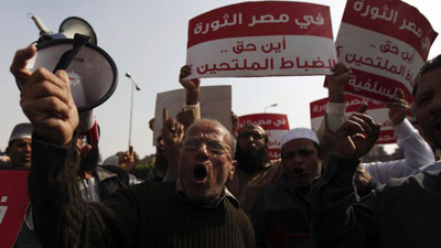 Manifestantes incendeiam delegacia em cidade egpcia  