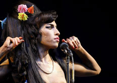 Amy Winehouse vai ao banco dos rus por agredir f