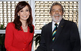 Ao lado de presidente argentina, Lula diz que protecionismo  normal