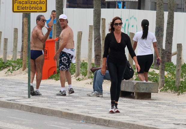 Luiza Brunet atrai olhares durante caminhada em orla do Rio de Janeiro