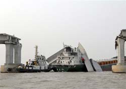 Navio bate em ponte na China