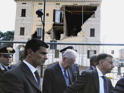 Monti  recebido com vaias na zona do terremoto na Itlia