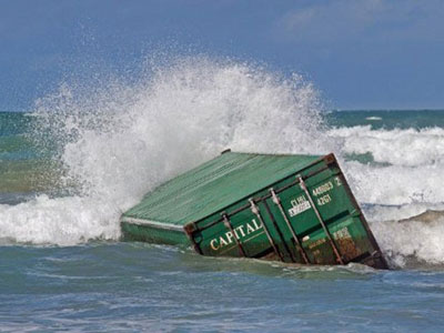 Destroos de navio que se partiu chegam a praias da Nova Zelndia