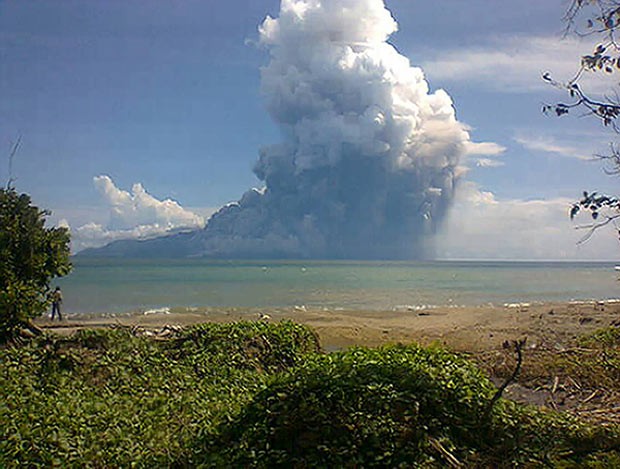 Erupo de vulco mata 5 em ilha na Indonsia