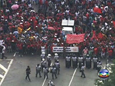 Sem-teto fazem protesto em avenida da Zona Sul de SP