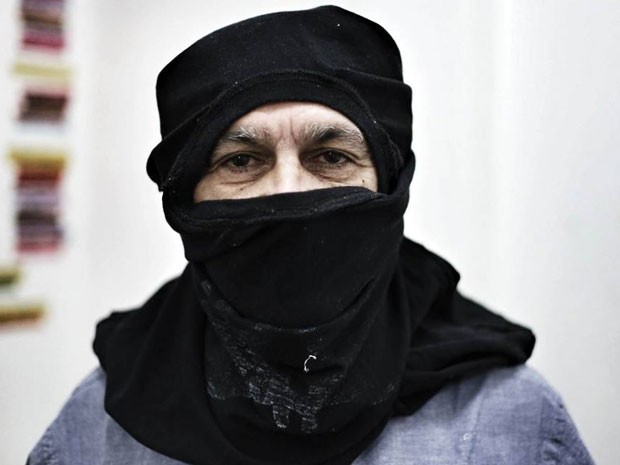 Caetano Veloso cobre rosto como Black Bloc em visita ao Mdia Ninja
