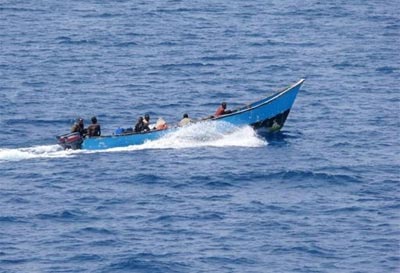 Piratas . VIP: Barco pirata navega no Golfo de Aden.