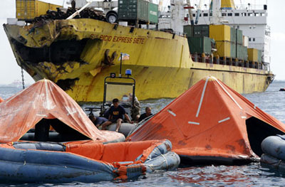 Veja como ficou cargueiro depois de acidente com ferry nas Filipinas