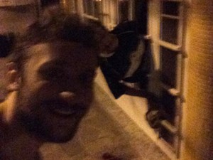 Jovem faz selfie aps homem tentar invadir restaurante