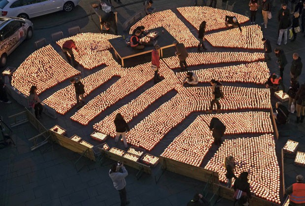 Festival tenta bater recorde ao construir corao com 12 mil velas