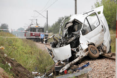 Nove pessoas morrem em choque entre trem e van na Polnia