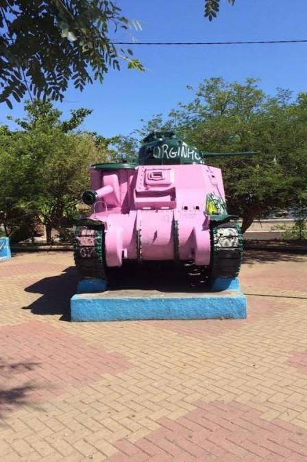 Homem  detido aps pintar tanque de guerra de rosa
