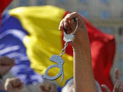 Tribunal romeno invalida referendo e devolve cargo a presidente