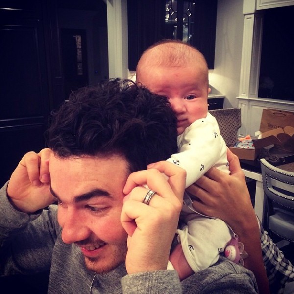 Tio babo... Joe Jonas se derrete pela sobrinha de 3 meses e posta foto
