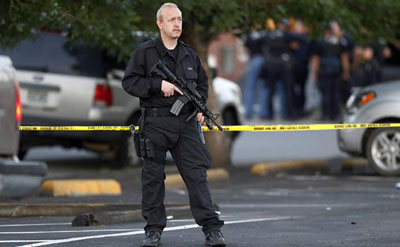 Polcia americana tenta desarmar explosivos em casa de atirador
