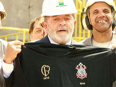 FOTO: Lula ganha camisa alusiva ao centenrio do Corinthians