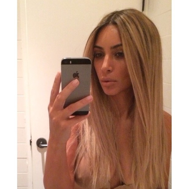 Kim Kardashian revela que look loiro  resultado do uso de uma peruca