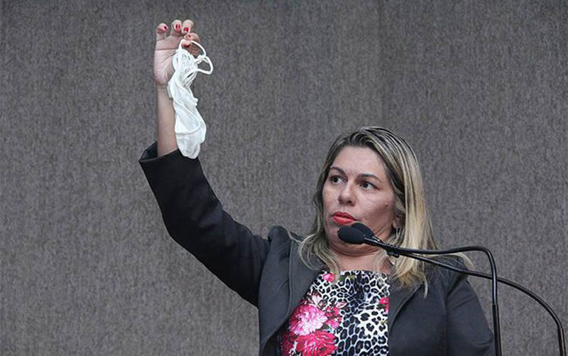 Vereadora mostra calcinha em tribuna de Aracaju