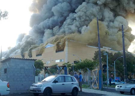 Incndio atinge a Cidade do Samba no Rio