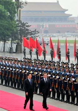 Medvedev chega  China para visita oficial