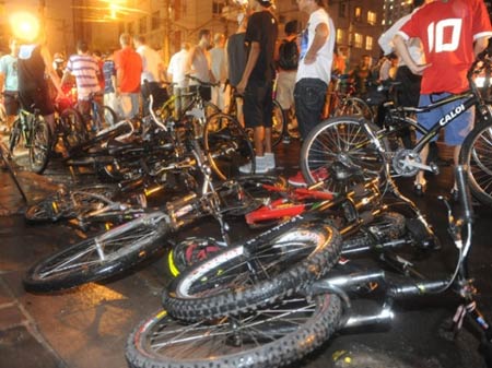 Motorista que atropelou dezenas de ciclistas  preso em Porto Alegre