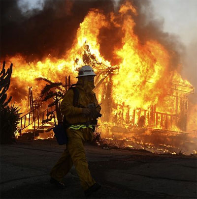 Incndios perto de Los Angeles (EUA) deixam ao menos dois mortos