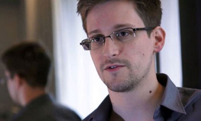 Pai de Snowden diz que FBI tentou convenc-lo a visitar filho em Moscovo 