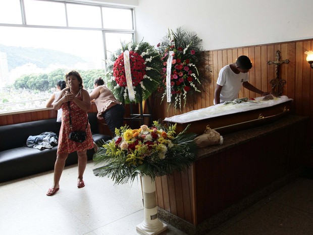 Amigos e parentes velam corpo de danarino na Zona Sul do Rio