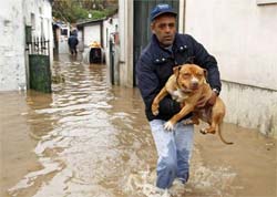 Inundaes deixam ao menos dois mortos em Portugal