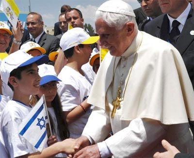 Papa defende a paz e condena o antissemitismo
