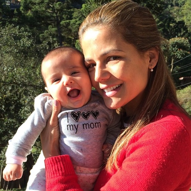 Nvea Stelmann posta foto com filha caula: 