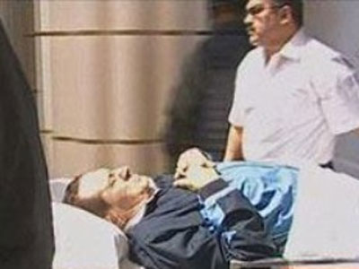 Hosni Mubarak chega ao Cairo de maca para terceira audincia