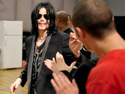 Michael Jackson  aplaudido por danarinos
