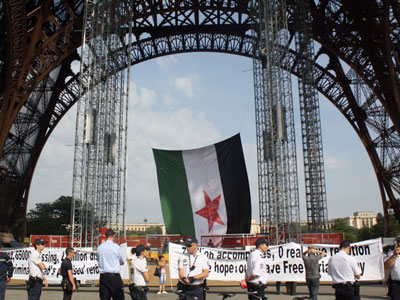 Bandeira da rebelio sria  aberta por militantes na Torre Eiffel