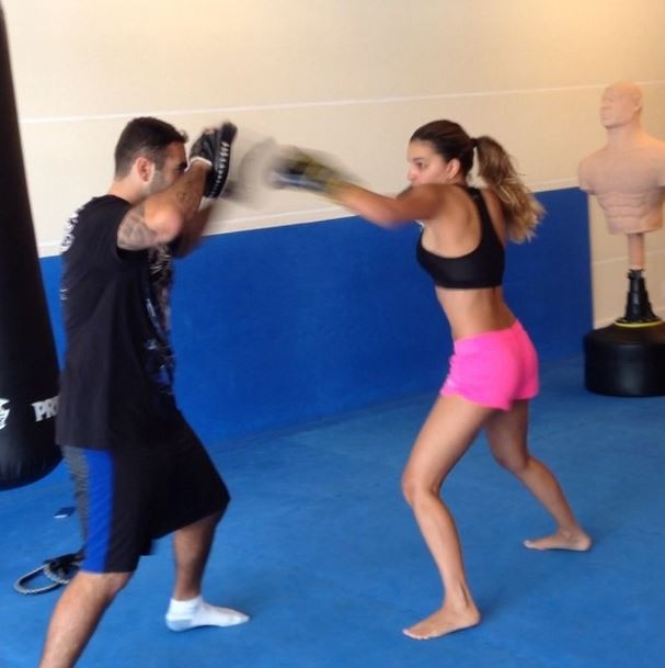 Mariana Rios treina muay thai