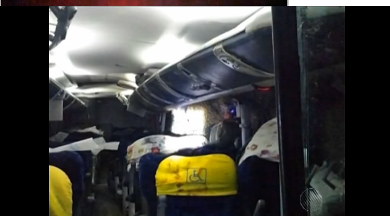 Um nibus com 37 pessoas a bordo tombou nesta noite na BA