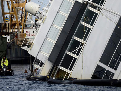 Encalhado, navio Costa Concordia ser retirado at setembro 